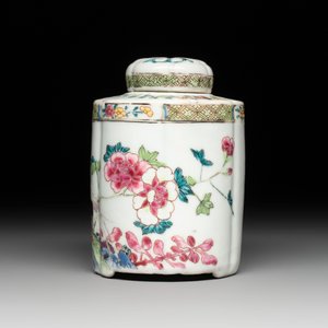 A fine Chinese famille rose tea caddy and a pattipan or teapot stand, Yongzheng/Qianlong — photo 5