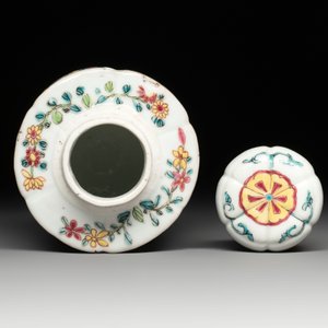 A fine Chinese famille rose tea caddy and a pattipan or teapot stand, Yongzheng/Qianlong — photo 8