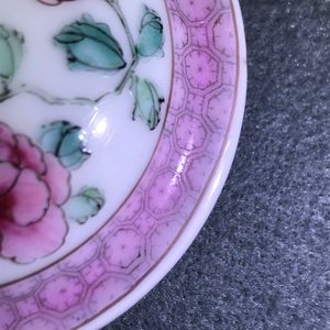 A fine Chinese famille rose teapot and a 'Romance of the Western Chamber' plate, Yongzheng/Qianlong — 照片 18