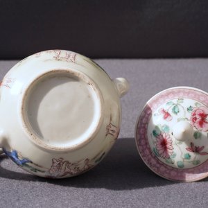 A fine Chinese famille rose teapot and a 'Romance of the Western Chamber' plate, Yongzheng/Qianlong — 照片 24