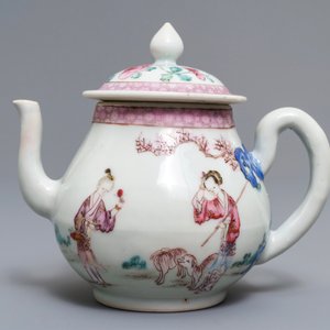 A fine Chinese famille rose teapot and a 'Romance of the Western Chamber' plate, Yongzheng/Qianlong — 照片 6