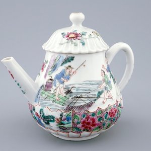 A fine Chinese famille rose teapot and cover with a fishing scene, Yongzheng, 1723-1735 — photo 1