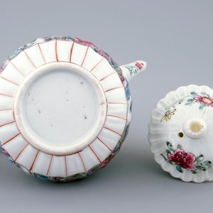 A fine Chinese famille rose teapot and cover with a fishing scene, Yongzheng, 1723-1735 — photo 3