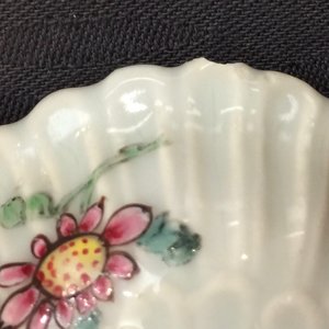 A fine Chinese famille rose teapot and cover with a fishing scene, Yongzheng, 1723-1735 — photo 6