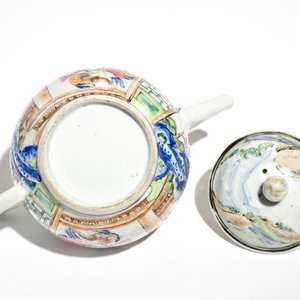 A fine Chinese famille rose teapot and cover with a lady holding a small dog, Yongzheng — photo 6