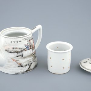 A fine Chinese famille rose teapot and cover with inset, Republic, 20th C. — photo 2