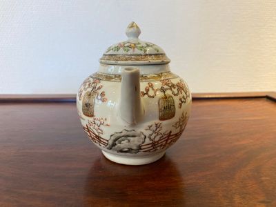 A fine Chinese famille rose teapot and cover, Yongzheng — 照片 2