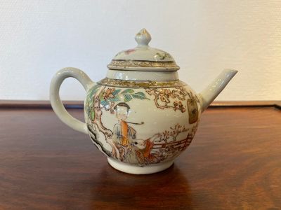 A fine Chinese famille rose teapot and cover, Yongzheng — 照片 3
