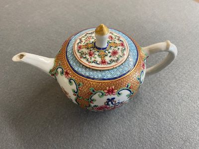 A fine Chinese famille rose teapot and cover, Yongzheng — 照片 1