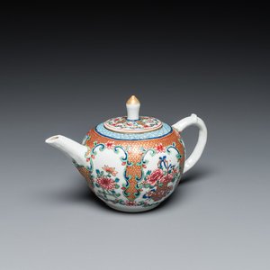A fine Chinese famille rose teapot and cover, Yongzheng — 照片 1