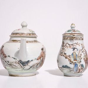 A fine Chinese famille rose teapot and matching milk jug, Yongzheng — 照片 3