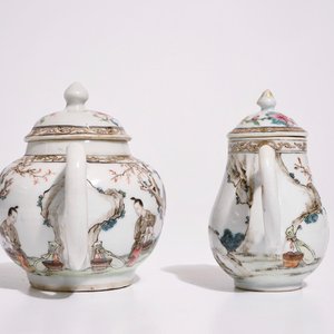 A fine Chinese famille rose teapot and matching milk jug, Yongzheng — 照片 5