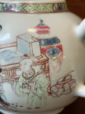 A fine Chinese famille rose teapot with a cat, lady and child, Yongzheng — photo 11