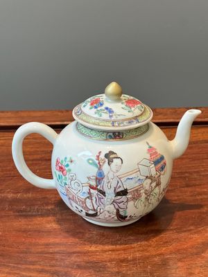 A fine Chinese famille rose teapot with a cat, lady and child, Yongzheng — photo 2