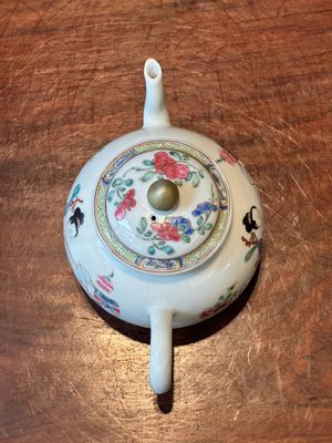 A fine Chinese famille rose teapot with a cat, lady and child, Yongzheng — photo 3