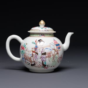 A fine Chinese famille rose teapot with a cat, lady and child, Yongzheng — photo 3