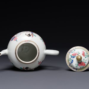 A fine Chinese famille rose teapot with a cat, lady and child, Yongzheng — photo 5