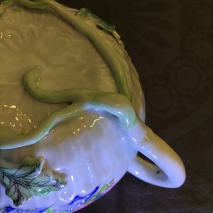 A fine Chinese famille rose teapot with applied lotus stems, Yongzheng, 1723-1735 — photo 14