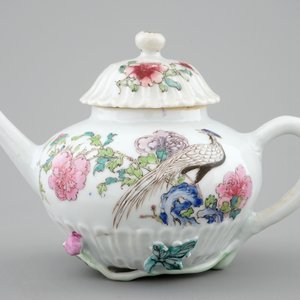 A fine Chinese famille rose teapot with applied lotus stems, Yongzheng, 1723-1735 — photo 2