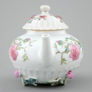 A fine Chinese famille rose teapot with applied lotus stems, Yongzheng, 1723-1735 — photo 3