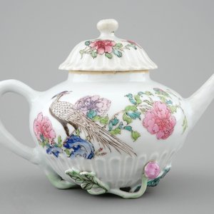 A fine Chinese famille rose teapot with applied lotus stems, Yongzheng, 1723-1735 — photo 4