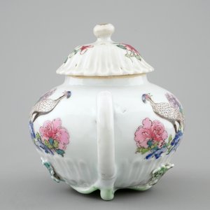 A fine Chinese famille rose teapot with applied lotus stems, Yongzheng, 1723-1735 — photo 5