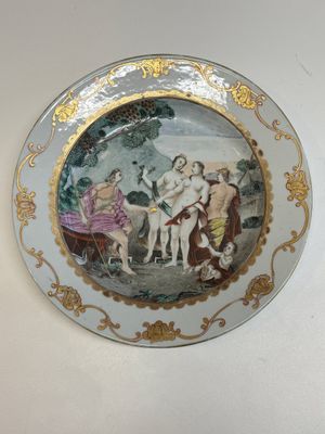A fine Chinese famille rose 'The judgement of Paris' plate, Qianlong — photo 1