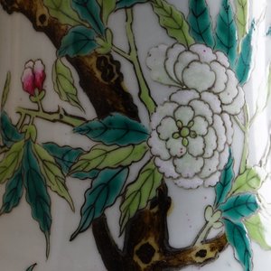 A fine Chinese famille rose tianqiuping "Nine peaches" vase, Guangxu mark, 19/20th C. — photo 17