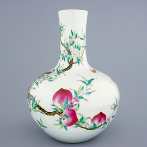 A fine Chinese famille rose tianqiuping "Nine peaches" vase, Guangxu mark, 19/20th C. — photo 2