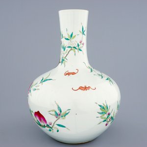 A fine Chinese famille rose tianqiuping "Nine peaches" vase, Guangxu mark, 19/20th C. — photo 3