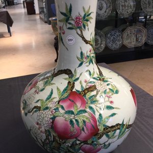 A fine Chinese famille rose tianqiuping "Nine peaches" vase, Guangxu mark, 19/20th C. — photo 8