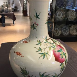 A fine Chinese famille rose tianqiuping "Nine peaches" vase, Guangxu mark, 19/20th C. — photo 10