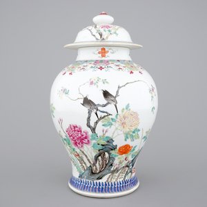 A fine Chinese famille rose vase and cover, 19th C. — photo 1
