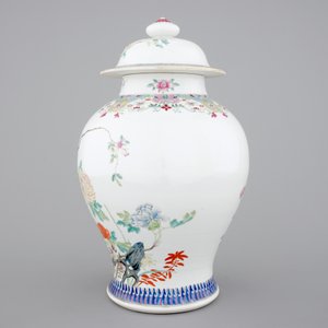 A fine Chinese famille rose vase and cover, 19th C. — photo 2