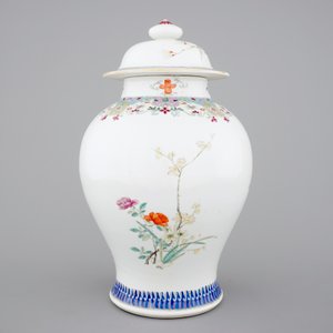 A fine Chinese famille rose vase and cover, 19th C. — photo 3