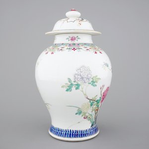 A fine Chinese famille rose vase and cover, 19th C. — photo 4