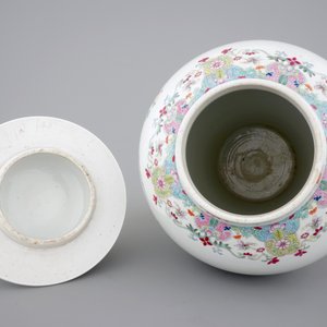 A fine Chinese famille rose vase and cover, 19th C. — photo 5