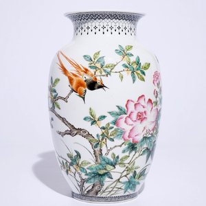 A fine Chinese famille rose vase with birds among flowers, Republic, 20th C. — 照片 1