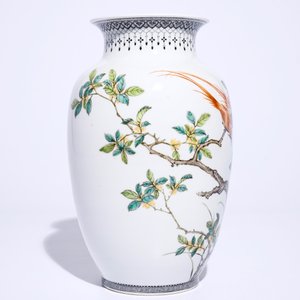 A fine Chinese famille rose vase with birds among flowers, Republic, 20th C. — 照片 4