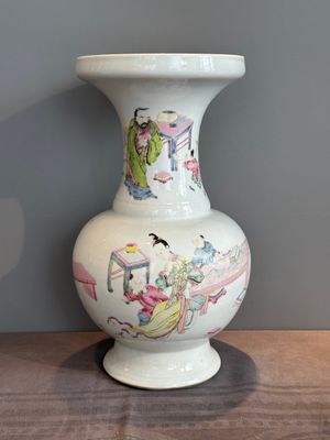 A fine Chinese famille rose vase with figural design, Yongzheng — photo 1