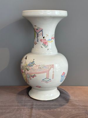 A fine Chinese famille rose vase with figural design, Yongzheng — photo 2