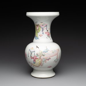 A fine Chinese famille rose vase with figural design, Yongzheng — photo 3