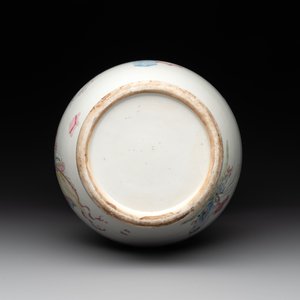 A fine Chinese famille rose vase with figural design, Yongzheng — photo 8