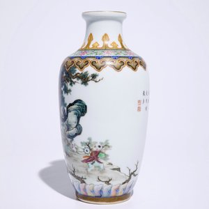 A fine Chinese famille rose vase with figures in a landscape, 20th C. — 照片 2