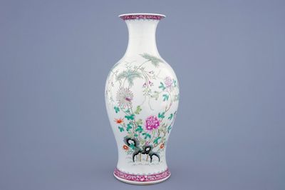 A fine Chinese famille rose vase with floral design, 19/20th C.