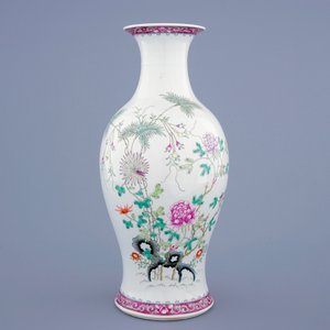 A fine Chinese famille rose vase with floral design, 19/20th C. — 照片 1