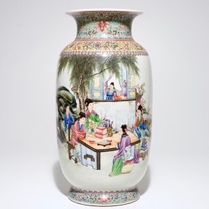 A fine Chinese famille rose vase with ladies in a garden, 20th C. — photo 1