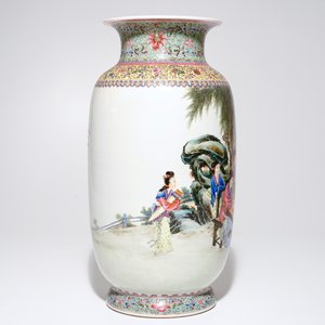 A fine Chinese famille rose vase with ladies in a garden, 20th C. — photo 2