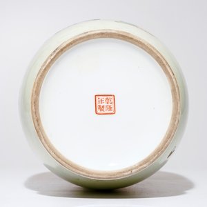 A fine Chinese famille rose vase with ladies in a garden, 20th C. — photo 6