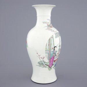 A fine Chinese famille rose vase with ladies playing music, 19/20th C. — photo 4